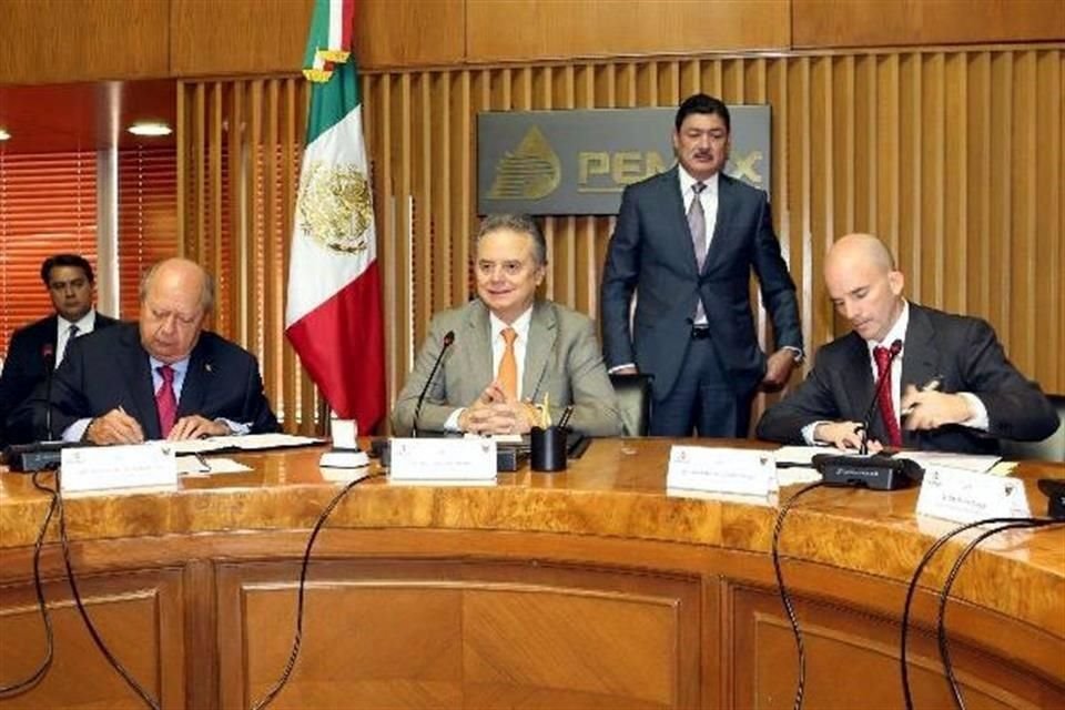 Carlos Romero Deschamps, lder del STPRM, y Jos Antonio Gonzlez Anaya, director de Pemex, firman el contrato de trabajo, en presencia de Pedro Joaqun Coldwell, titular de la Sener.