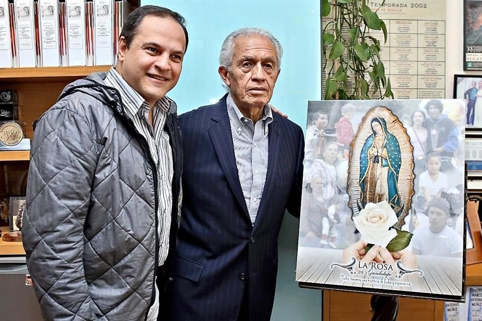 Carlos Mercado y Miguel Ángel Herros, escritor y productor de 'La Rosa de Guadalupe', celebran ya sus mil capítulos.