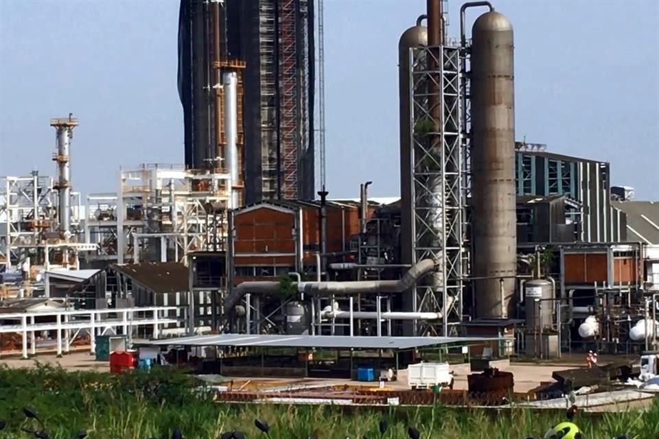 Pemex argumenta que sera capaz de producir el volumen necesario de amoniaco en sus plantas de Cosoleacaque, Veracruz, para no rentar la terminal, dicen empresarios.