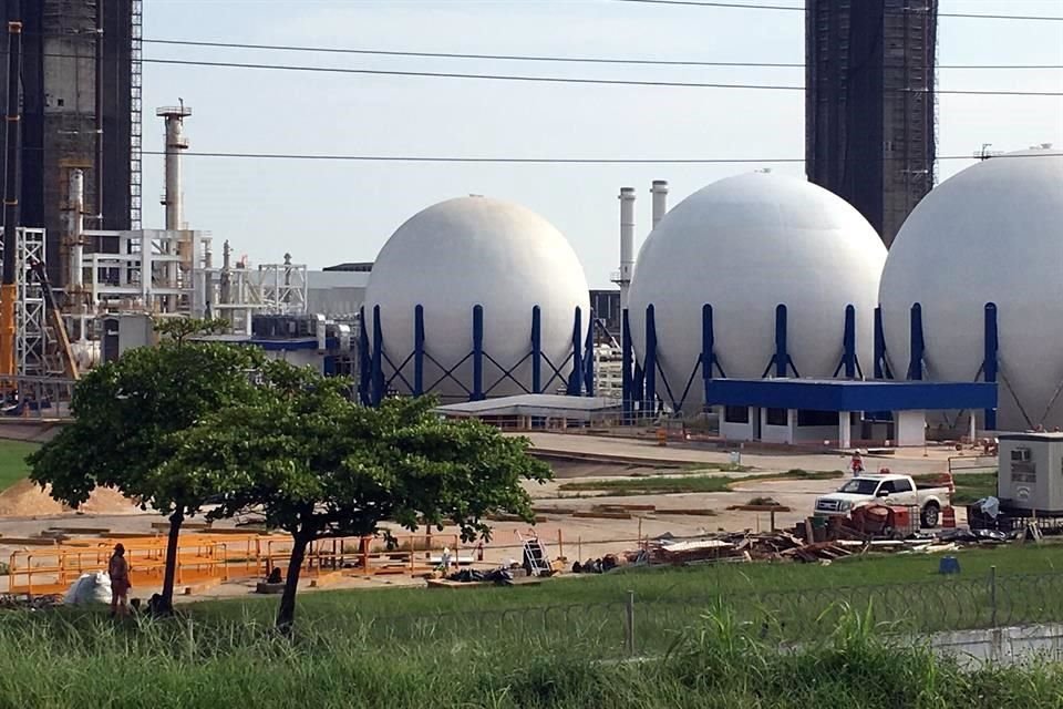 Los gigantescos tanques en forma de esfera de la planta de Agro Nitrogenados lucen pintura nueva y los silos estn cubiertos por mallas que muestran su proceso de renovacin.