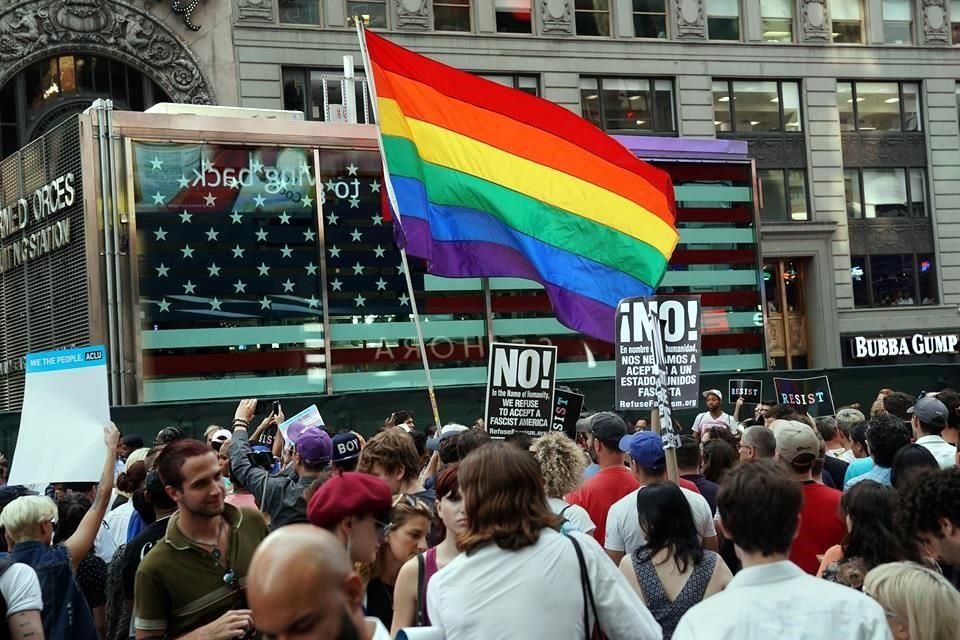 Miles de personas se manifestaron en varias ciudades de EU por la decisión de Trump de prohibir a personas transexuales en el Ejército