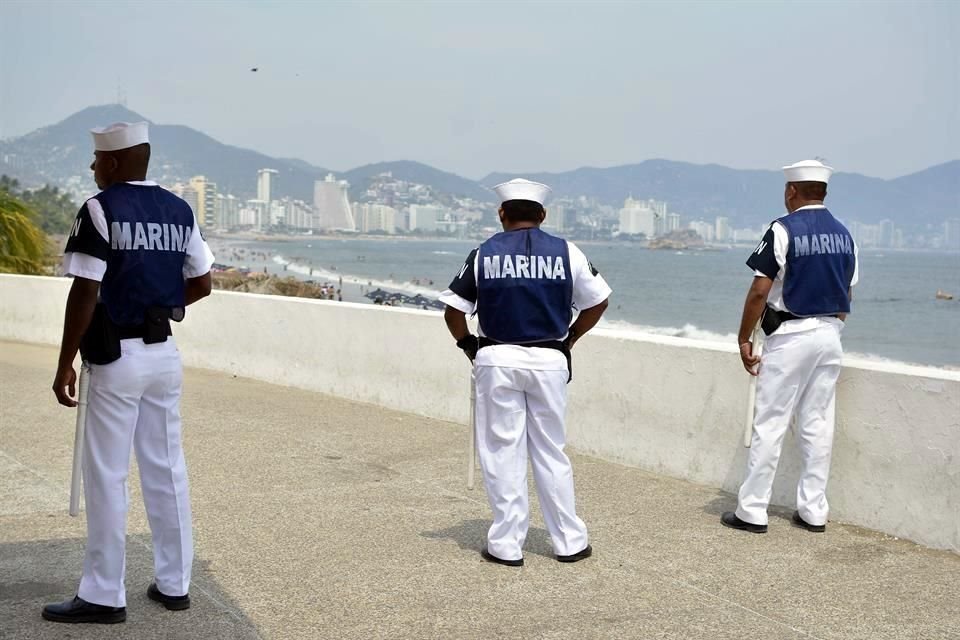 Siete marinos fueron detenidos tras hallarles vínculos con actividades delictivas.
