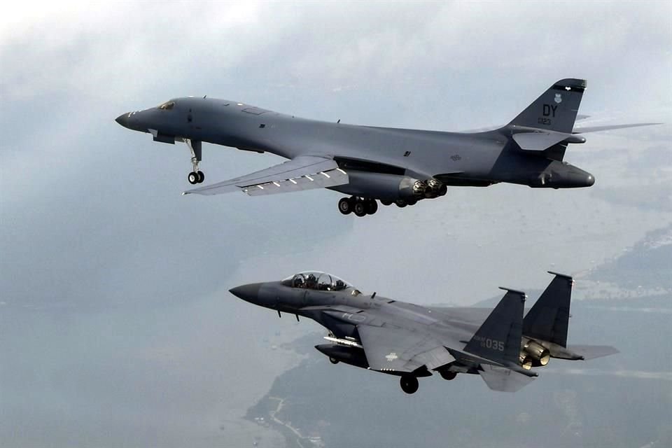 Estados Unidos sobrevuela la península coreana con bombarderos estratégicos B-1B en respuesta al misil lanzado por Norcorea.