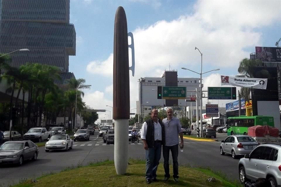 Enrique Alfaro Ramírez asistió a la develación de la primera escultura urbana 'Pluma', de Pedro Escapa, en Avenida Américas y Pablo Neruda.