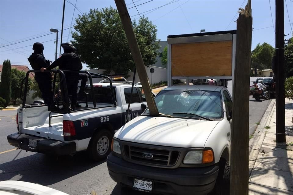 El poste de madera dañó una camioneta estacionada.