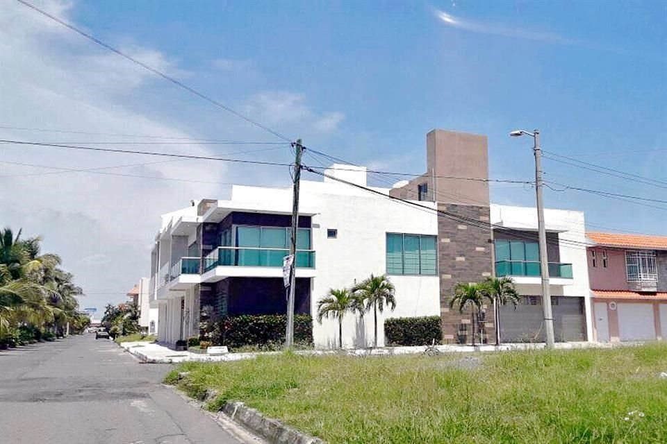 La residencia que presuntamente regaló Javier Duarte a su directora de Espacios Educativos, Xóchitl Tress, se localiza en el fraccionamiento Costa de Oro, en Boca del Río.