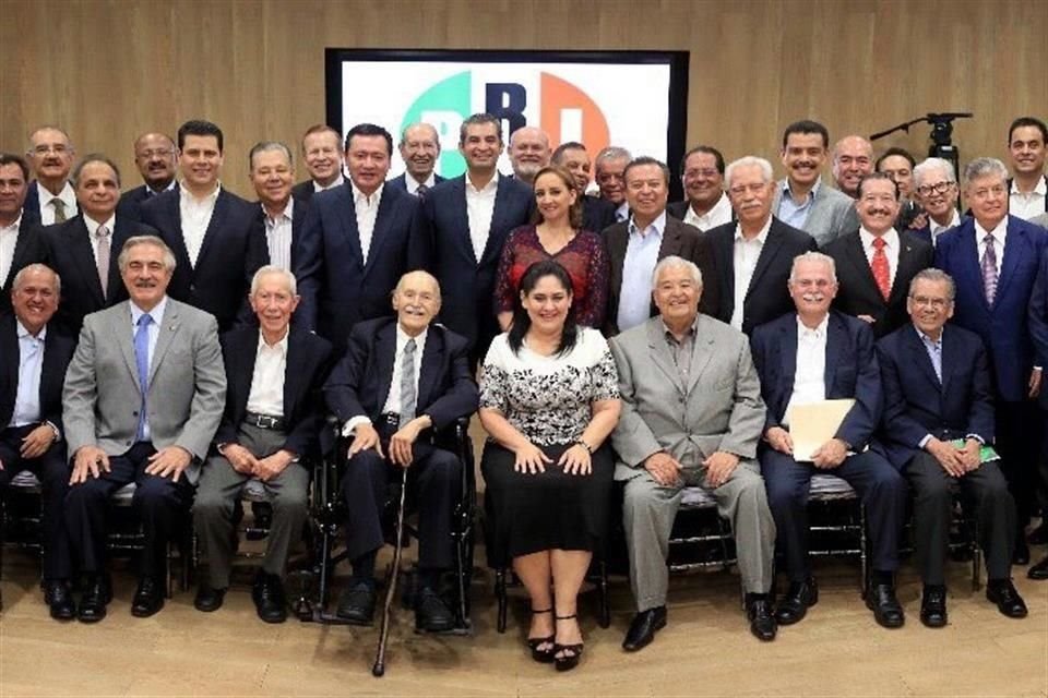 Ambulancia, doctor y dos paramédicos acompañaron la sesión a la que fueron algunos priistas octogenarios