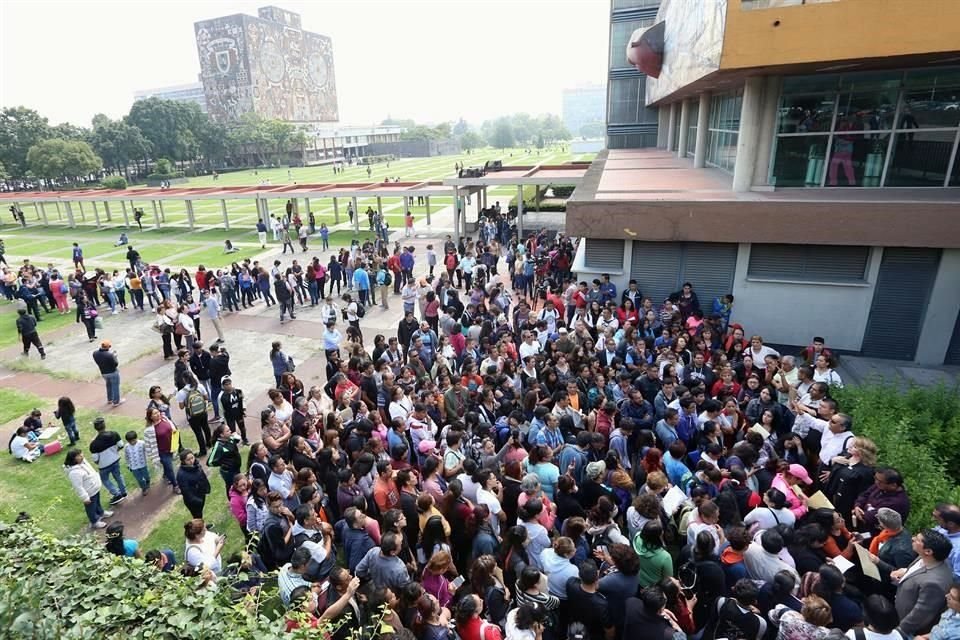 Padres de familia y estudiantes protestaron ayer frente a la Rectora de la UNAM.