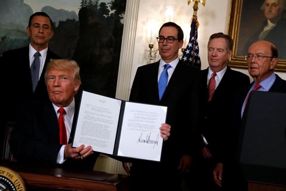 El Presidente Trump y el Representante Comercial de EU, Robert Lighthizer (segundo a la derecha) durante la firma de un memorando ayer.