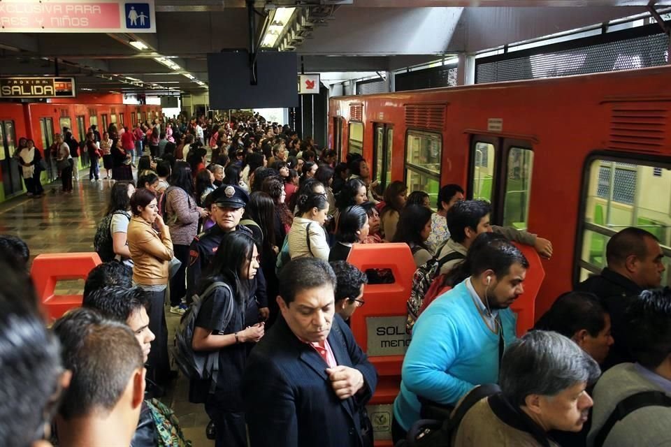 Tres elementos de la Policía Bancaria e Industrial (PBI) fueron arrestados por presuntamente pedir 400 pesos a dos pasajeros del Metro que iban en el vagón especial para mujeres.