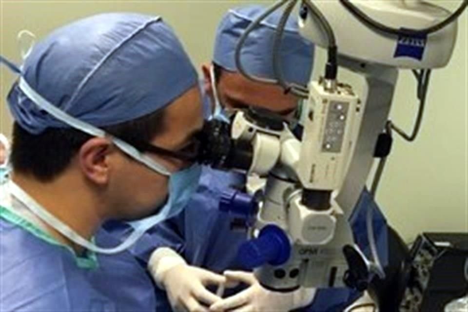 Juan Carlos Serna Ojeda es oftalmólogo con especialidad en córnea y cirugía refractiva.