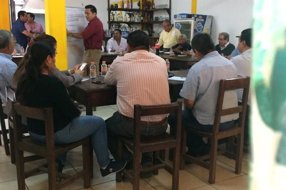 Dirigentes y ex dirigentes del PRD en Guerrero se reunieron hoy con la dirigencia estatal de Morena, para anunciar que apoyarán a López Obrador en 2018.