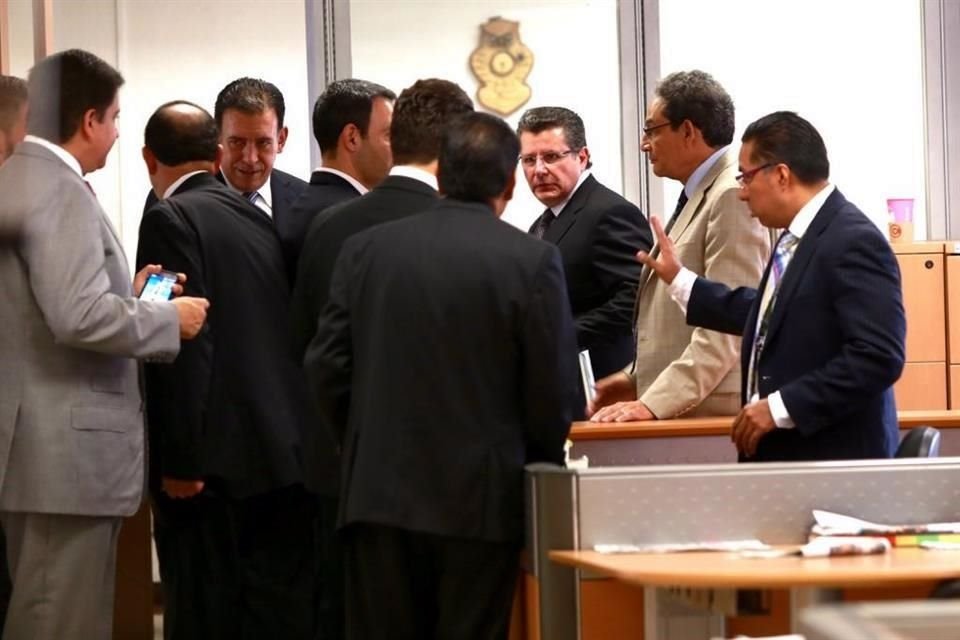 El ex Gobernador y el columnista con sus abogados durante la diligencia.