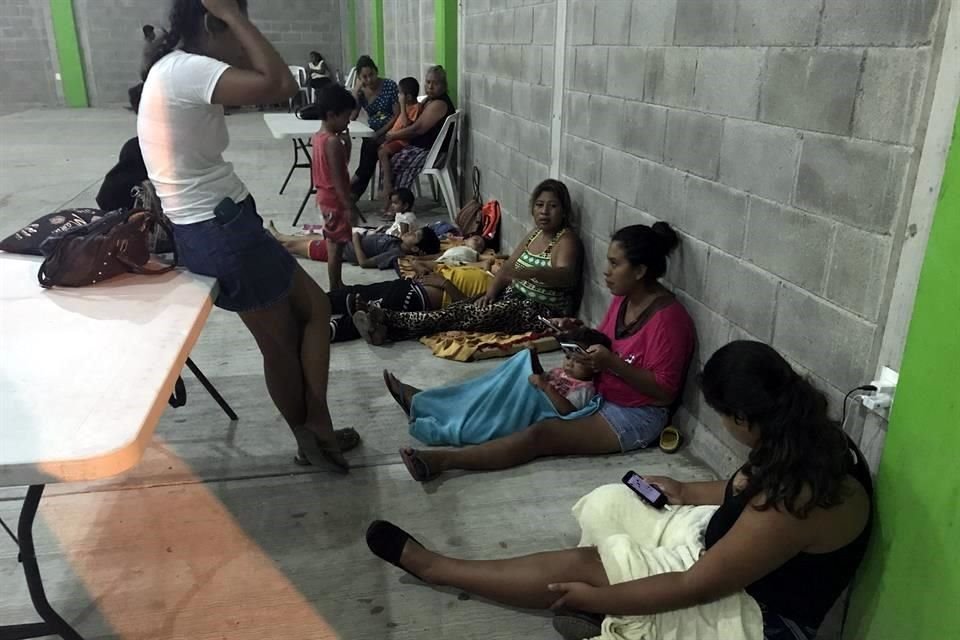 Las familias son llevadas a los albergues que se han habilitado en las cabeceras de Municipios como Tapachula y Pijijiapan, de acuerdo a los reportes de Proteccin Civil.