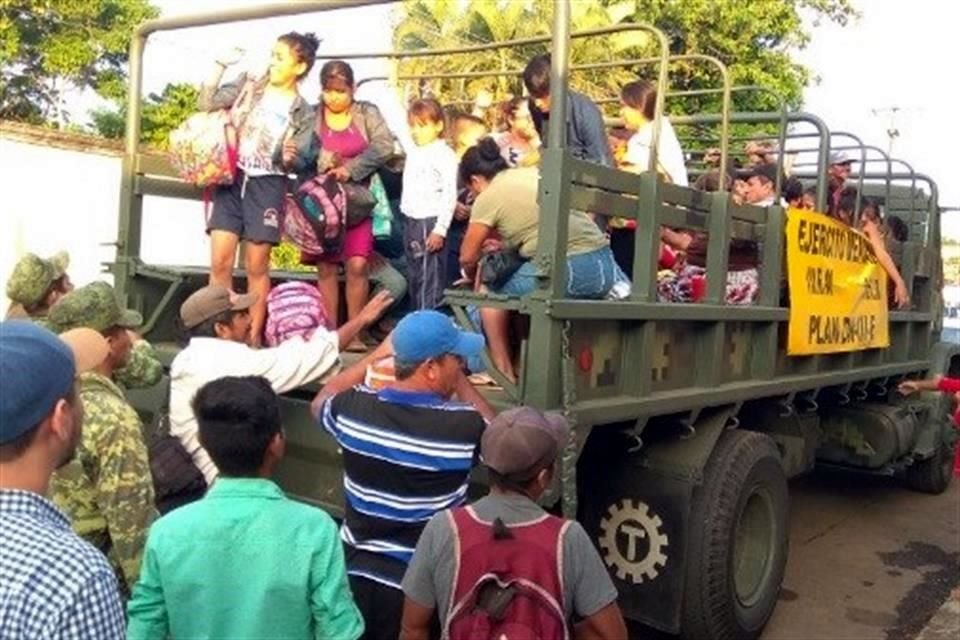 Las familias son llevadas a los albergues que se han habilitado en las cabeceras de Municipios como Tapachula y Pijijiapan, de acuerdo a Proteccin Civil estatal.