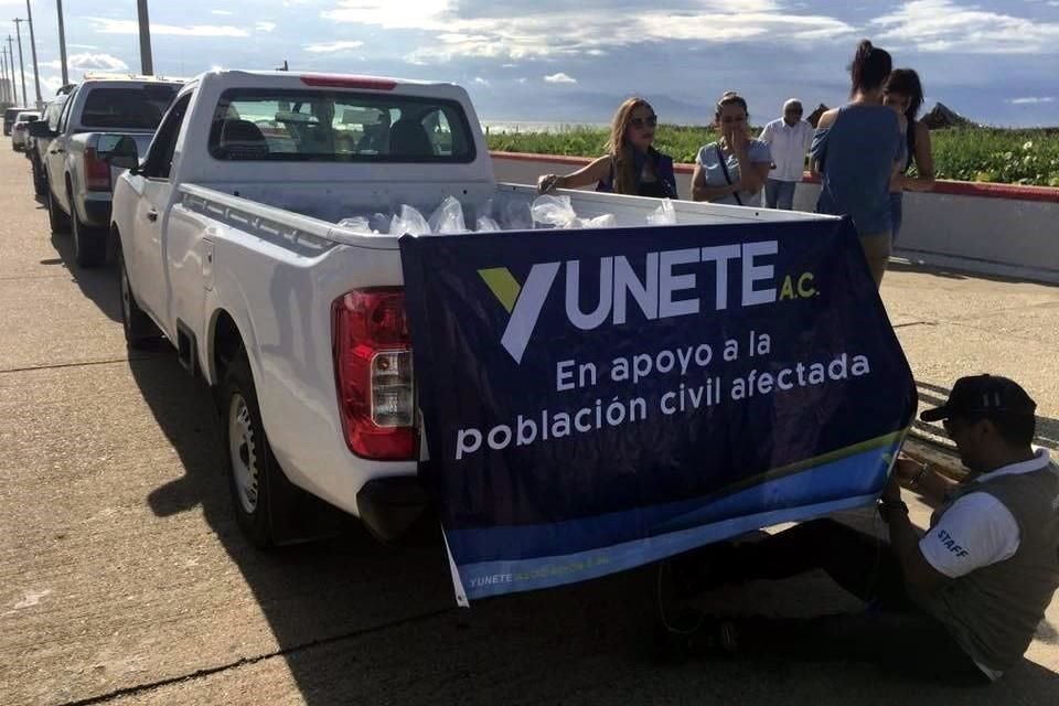 El logo y los carteles de la Asociacin Yunete fueron colocados en camiones, carros y bolsas utilizados para transportar vveres a los damnificados en Veracruz.