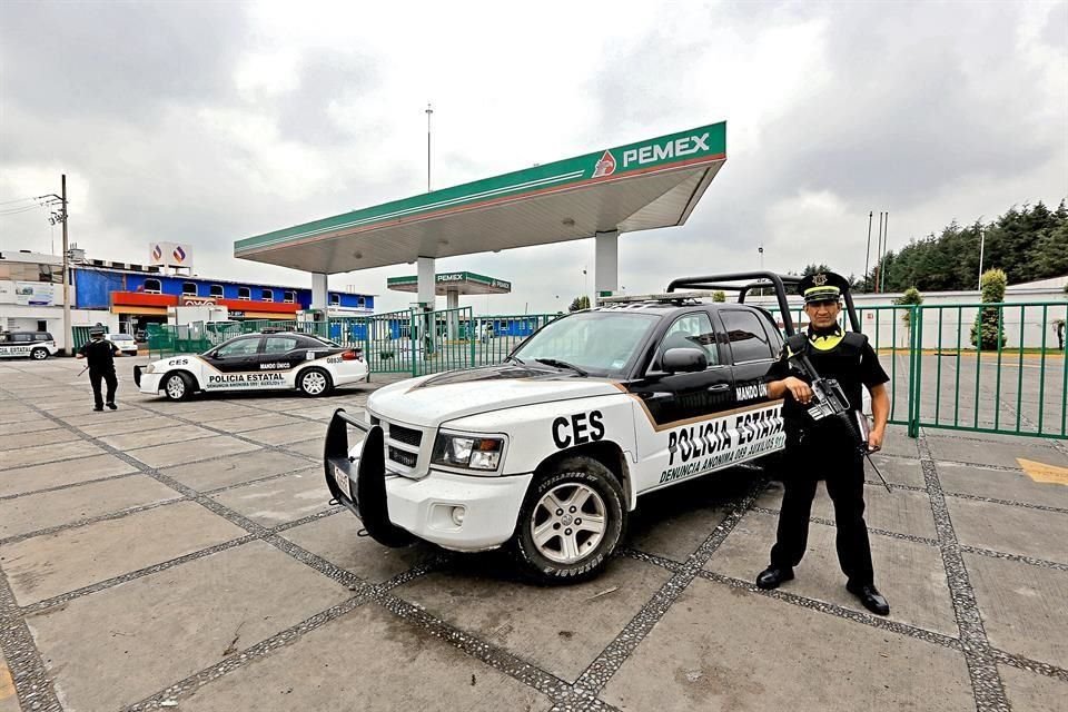 La gasolinera, ubicada en Chapultepec, Edomex, es custiodada por elementos de la Policía local.
