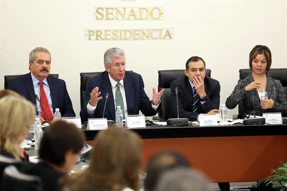 Gerardo Ruiz Esparza durante una reunión con legisladores por el caso del socavón en el Paso Exprés de Cuernavaca.