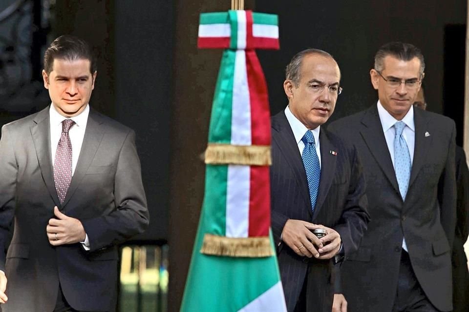 Jordy Herrera (izquierda) y Juan Jos Surez Coppel acompaan en un evento al entonces Presidente Felipe Caldern en 2012.