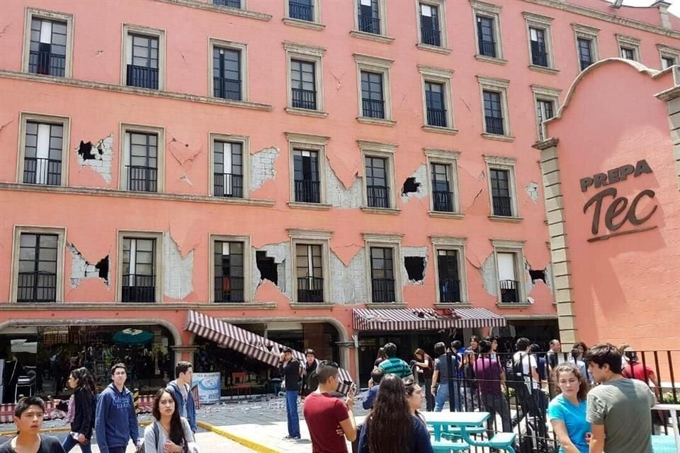 La fachada de la Prepa Tec Campus Ciudad de Mxico sufri afectaciones. Los alumnos fueron evacuados.