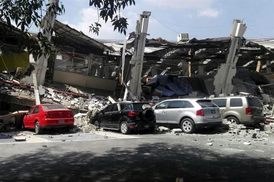 Edificios, vehculos y mobiliario urbano resultaron afectados tras el sismo en la Ciudad de Mxico.