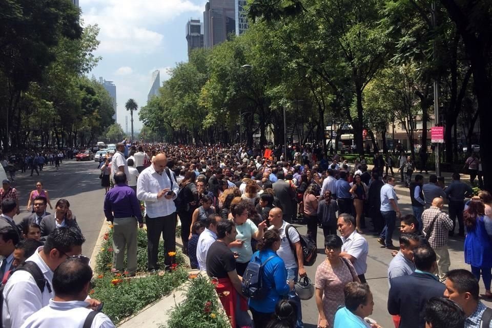Ciudadanos se pusieron a salvo en carriles de Paseo de la Reforma 