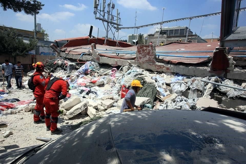 Rescatistas laboran en un edificio derrumbado en el cruce de Chimalpopoca y Bolvar, en la Colonia Obrera.