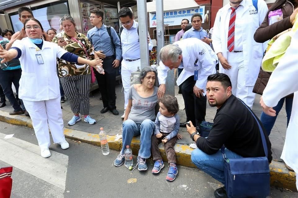 Personas que alcanzaron a salir del edificio ubicado en la calle Coahuila 10, en la Colonia Roma Sur.