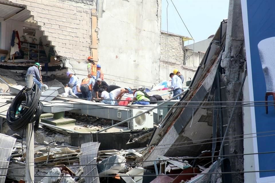 Trabajadores laboran entre los restos de una edificacin de la calle msterdam, en la Colonia Roma.