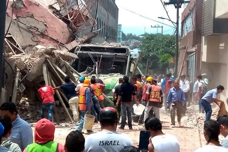 Edificios colapsaron en Cuernavaca, Morelos, por el sismo de 7.1 grados que sacudió hoy el centro del País.