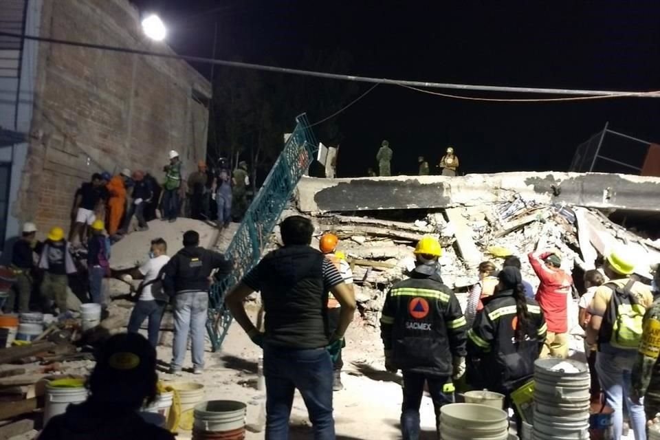 En Bolívar y Chimalpopoca, los rescatistas continúan con la remoción de escombros y la montaña de concreto ha bajado de nivel.