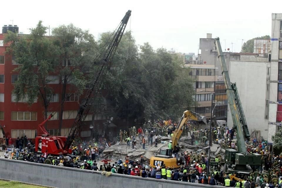 Gritos de ayuda entre los escombros del edificio colapsado en Viaducto Miguel Alemán y Torreón, Colonia Piedad Narvarte, mantienen la esperanza de más rescates.