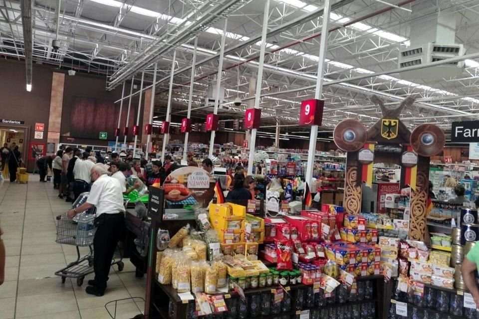 En la sucursal Acoxpa de Superama se observaron filas de alrededor de 50 personas para pagar sus productos en la zona de cajas. 