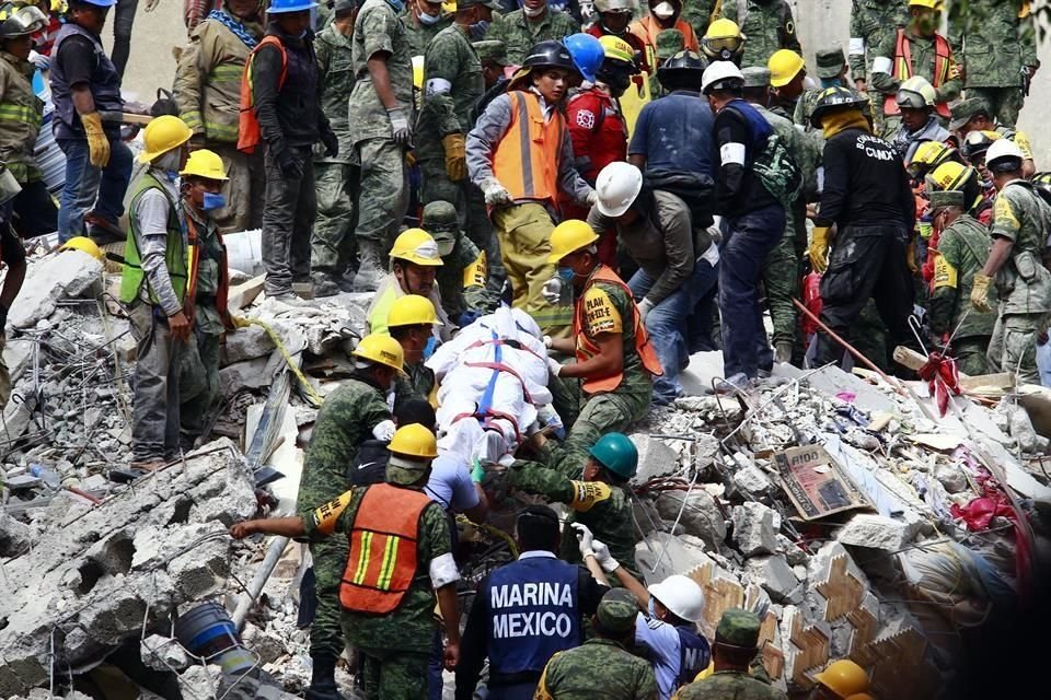 Sobre los labores de rescate por toda la Ciudad, Mancera informó que se han sacado a 53 personas de edificios colapsados.