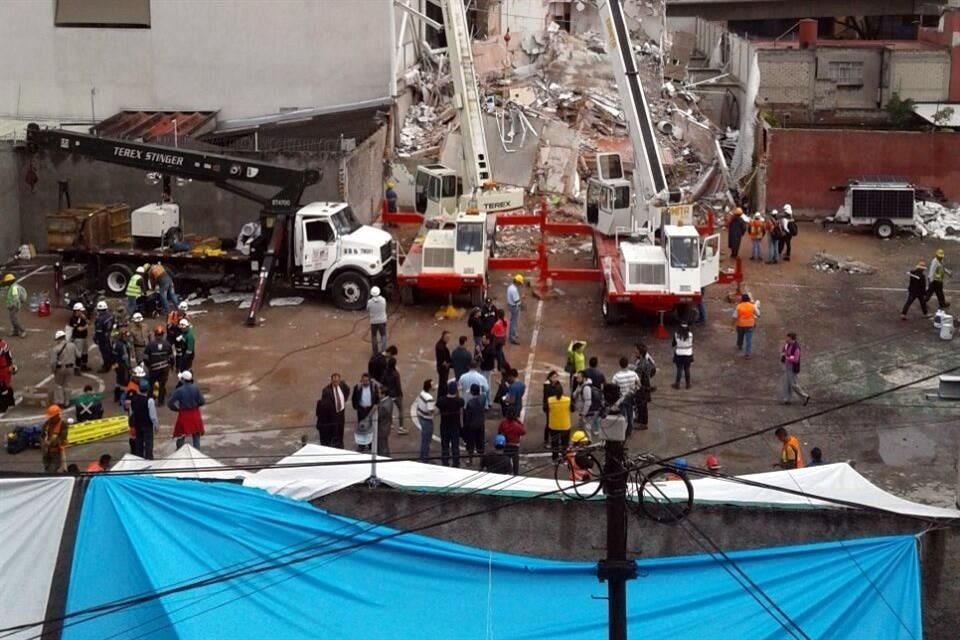 Las víctimas realizaban el aseo en un departamento del cuarto nivel del edificio, cuando ocurrió el sismo y parte de la construcción se desplomó.