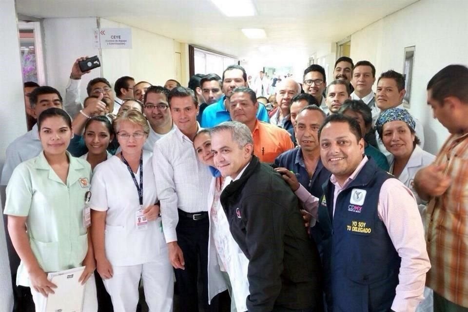 El Presidente Enrique Peña Nieto y autoridades federales y de la Ciudad de México visitaron ayer el Hospital General de Balbuena, donde las enfermeras denunciaron que hay algunas cuarteaduras.