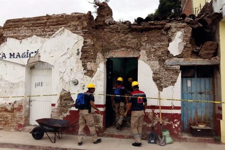 Tras el sismo registrado este martes, un grupo de ingenieros revisa edificios públicos y centros educativos para verificar si presentan algún daño.