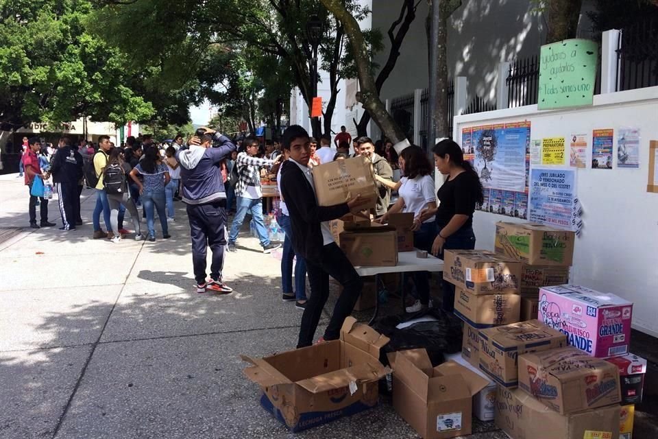 Cientos de jóvenes estudiantes que cumplieron dos días sin clases se volcaron en las calles y en el Zócalo para instalar mesas de centro de acopio.