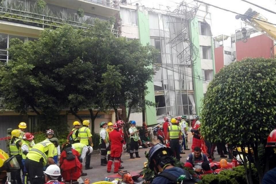 De no encontrar el cuerpo de la mujer, los equipos de rescate procederán a remover el inmueble piso por piso.