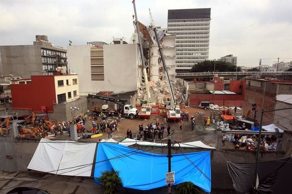 Las labores de rescate continúan en diversos inmuebles que colapsaron tras el sismo, como en el ubicado en Tlalpan y Emiliano Zapata.