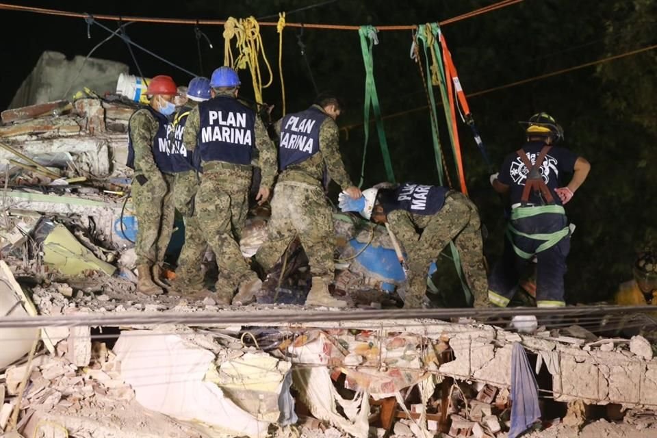 A 54 horas del sismo del martes, la Marina reportó que 115 personas han sido rescatadas con vida de edificios colapsados.