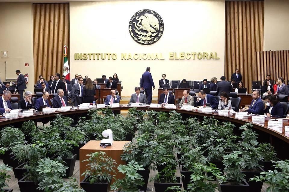 Córdova aseguró que sí hay una ruta legal para redireccionar los recursos de los partidos.