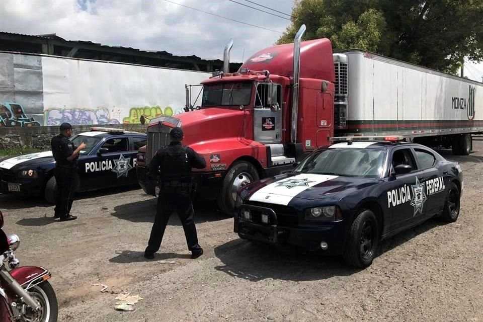 La Policía Federal halló el tráiler cargado con víveres en el km 45 de la autopista México-Pachuca.