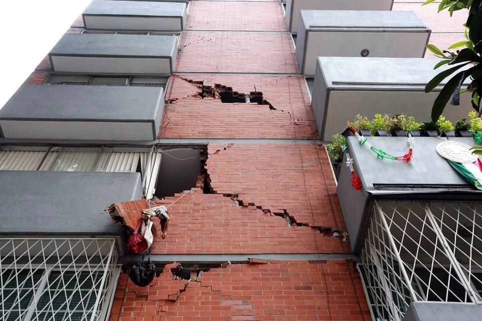 Sobre Fernando Montes de Oca 46, Colonia Condesa, este edificio registra grandes daños en la fachada.