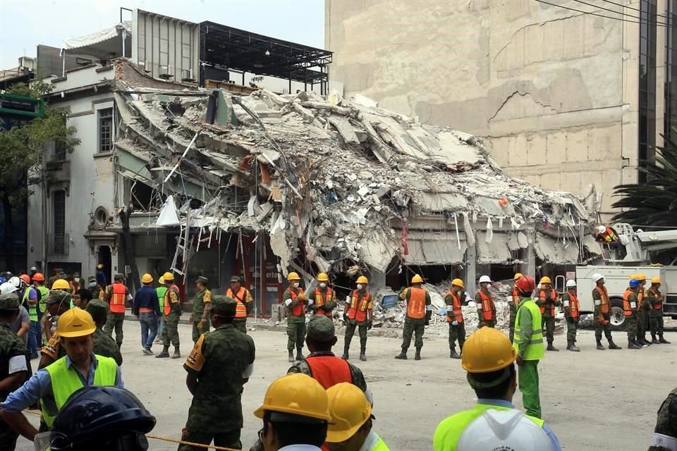 A lo largo de este día las labores de rescate continuaron en los edificios que se derrumbaron, como el ubicado en Medellín y San Luis Potosí, en la Colonia Roma.