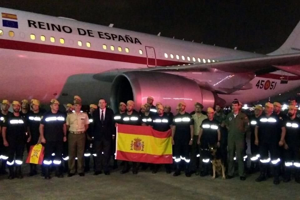 Son 54 los rescatistas españoles los que llegaron al Aeropuerto Internacional de la Ciudad de México, al filo de las 5 de la madrugada.