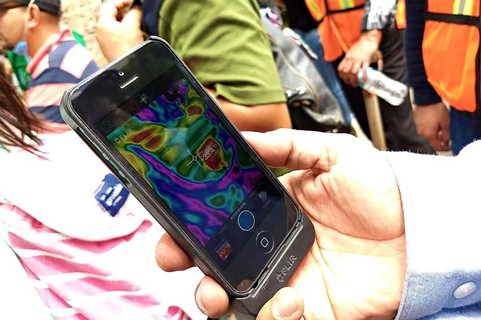 Carlos Zuckermann tomó su cámara FLIR ONE y la conectó a su iPhone para ir a la textilera ubicada en Chimalpopoca y Calle Bolívar.