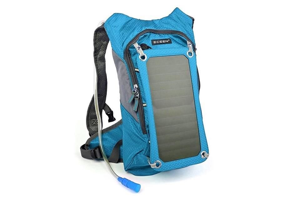 La Hydration Backpack de Eceen tiene una bolsa que almacena hasta 1.8 litros de agua, además de paneles solares para cargar su batería de 10 mil mAh en 6 horas.
