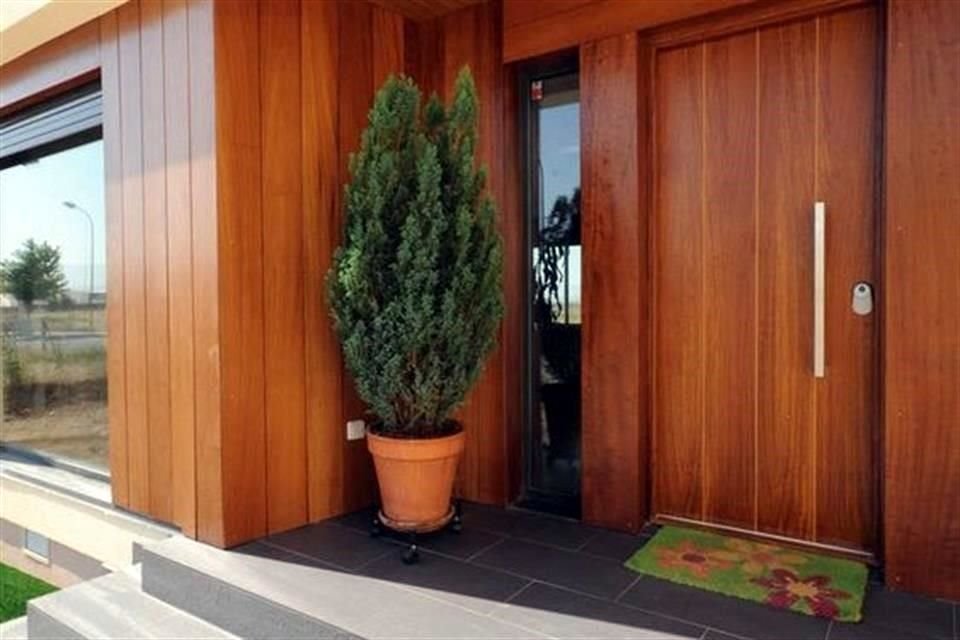 La decoración en la entrada exterior de un inmueble ayuda a que las visitas se sientan bienvenidas en el hogar.
