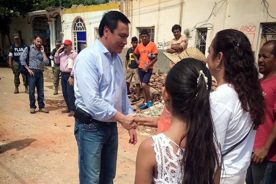 Hoy, Osorio Chong estuvo en Santiago Niltepec, Oaxaca, junto al Presidente Peña, donde visitaron a damnificados del sismo del 7 de septiembre y anunciaron plan de reconstrucción.